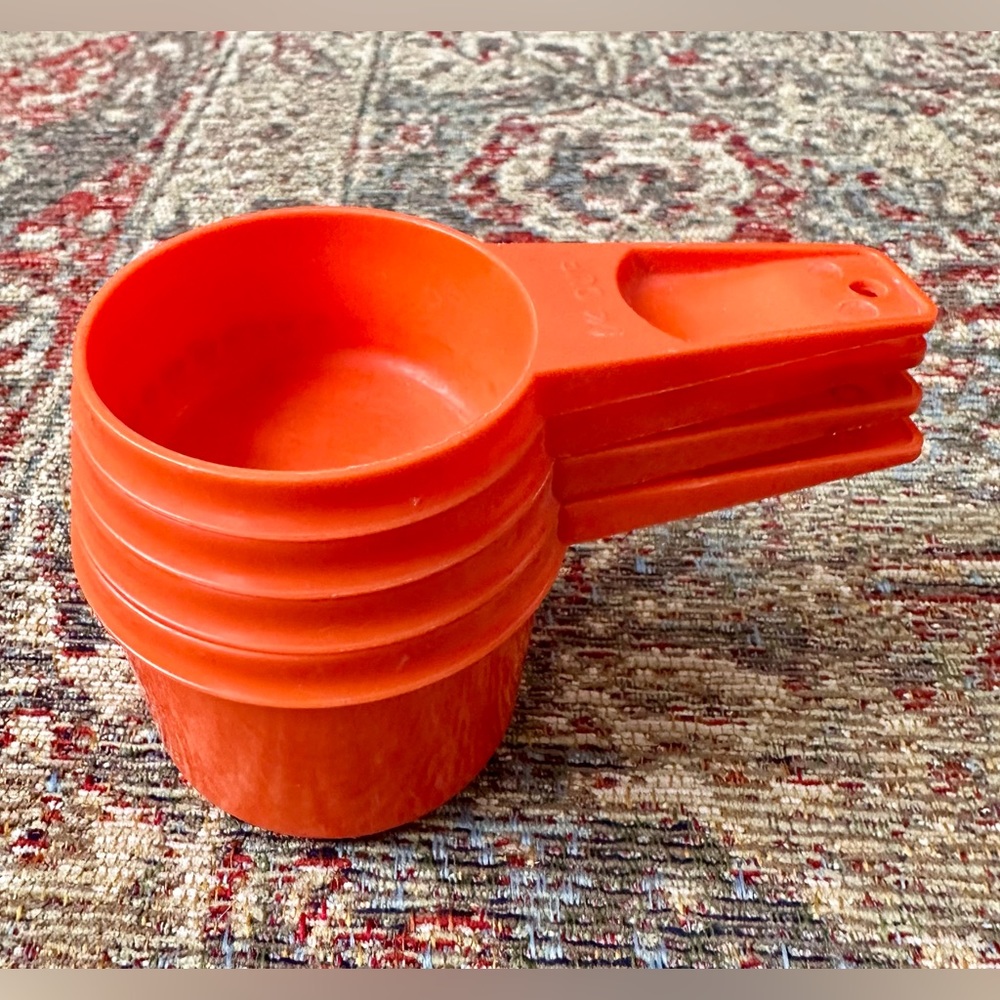 4 piece Tupperware measuring cup set vintage